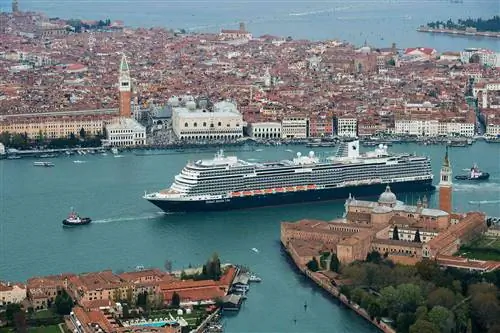 MS Koningsdam плывет по каналу в Венеции