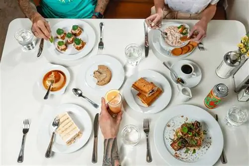 Разнообразие блюд в закусочной Chug's Diner в Майами, Флорида.