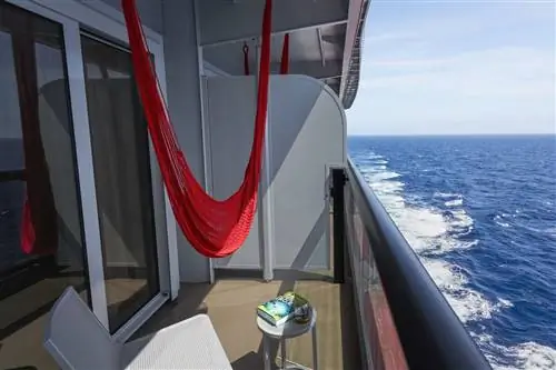 Гамак на морской террасе на борту Virgin Voyages Scarlett Lady