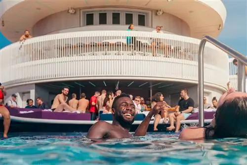Гости наслаждаются бассейном на борту Virgin Voyages Scarlett Lady.