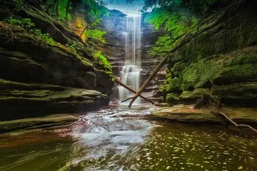 Водопад в государственном парке Starved Rock.