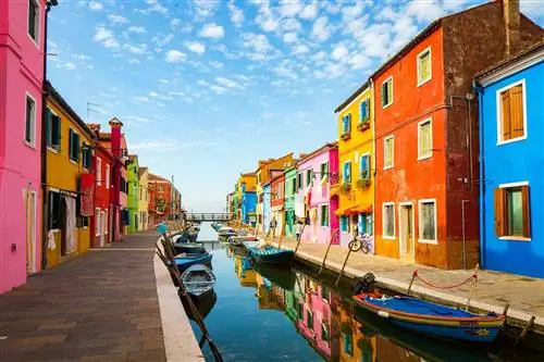 Розовые, оранжевые, красные, синие, зеленые здания вдоль канала в Венеции, Италия.