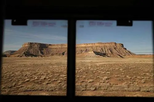 24 марта 2017 года California Zephyr компании Amtrak преодолевает плато во время своего ежедневного путешествия на 2438 миль в Эмеривилл/Сан-Франциско из Чикаго, которое занимает примерно 52 часа, 24 марта 2017 года в Хелпере, штат Юта.