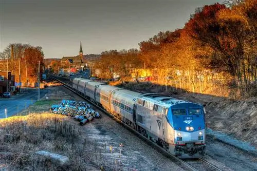 Осенью Amtrak Vermonter проходит через Уоллингфорд.