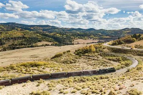Вид с воздуха на живописную железную дорогу Cumbres & Toltec осенью