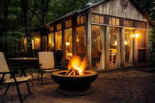 Экстерьер кабины Glass House с ночным огнем