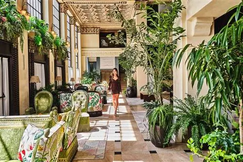 Женщина идет по улице Пер-Лора в отеле Per La.