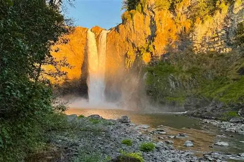 Дно водопада Сноквалми, золотой час