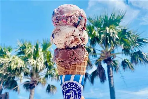 Двойной шарик мороженого в Two Scoops, остров Анна-Мария, Флорида.