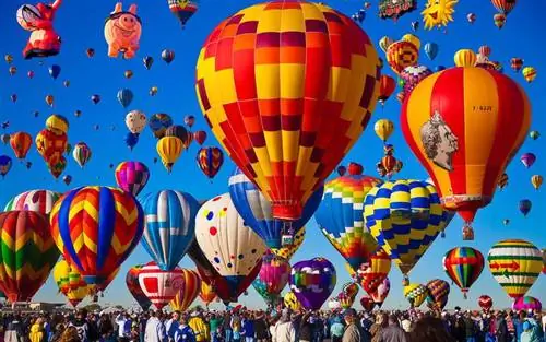 Десятки воздушных шаров поднимаются одновременно