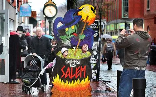 Вырез ведьмы и пешеходы на улицах Салема