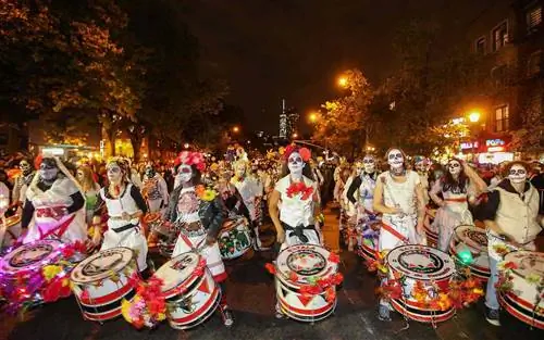 Барабанщики, одетые в костюмы Дня Мертвых, ведут парад