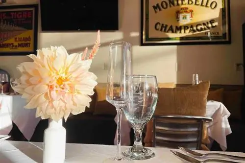 Стеклянная посуда на столе в nyloS