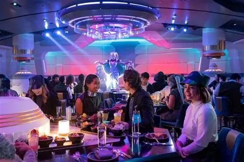 Столовая Crown of Corellia на звездном крейсере Star Wars Galactic Starcruiser