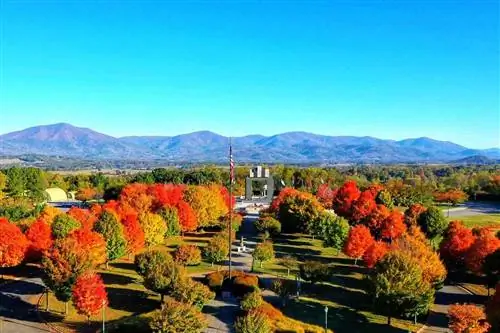 Живописное осеннее фото Национального мемориала Дня "Д" с горами Голубого хребта