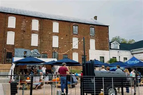 Люди у пивоварни Beale's Brewery в Бедфорде, штат Вирджиния.