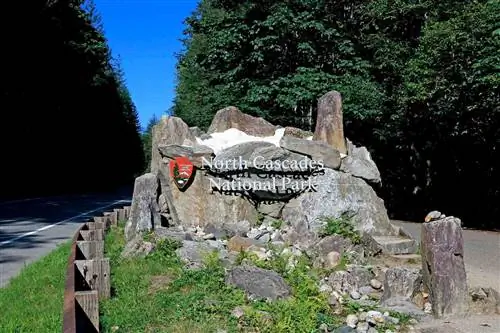 Знак въезда с западной стороны в национальный парк Норт-Каскейдс на шоссе 20 в Вашингтоне.