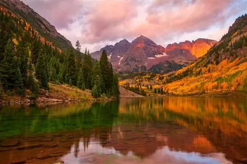Восход солнца на улице Maroon Bells, расположенной за пределами Аспена, штат Колорадо, осенним утром.