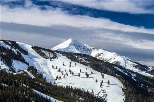 Lone Peak и окружающий его курорт Big Sky Resort покрыты снегом в ноябре.