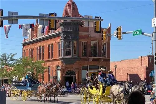 В этом городе Вайоминг есть поезд бизонов, салуны Old West и самое большое родео под открытым небом в мире
