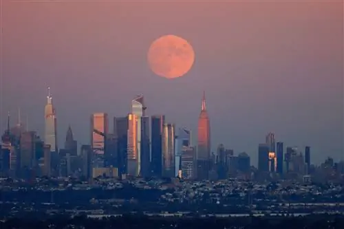 Урожайная луна восходит за центром Манхэттена