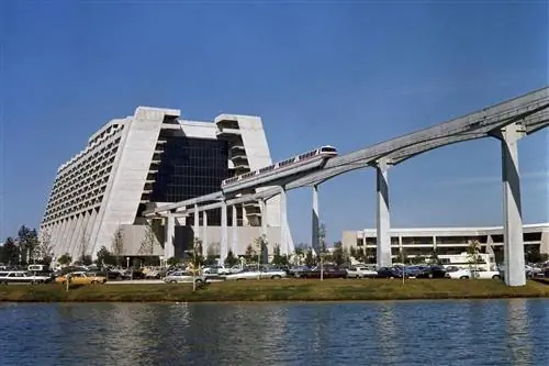 Современный курорт Диснея и монорельсовая дорога W alt Disney World в 1975 году на курорте W alt Disney World Resort в Лейк-Буэна-Виста, штат Флорида.