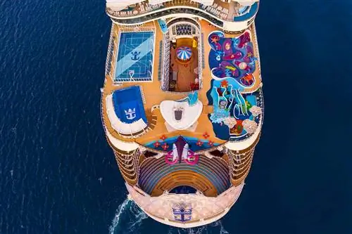 Вид с воздуха на заднюю часть Wonder of the Seas от Royal Caribbean.