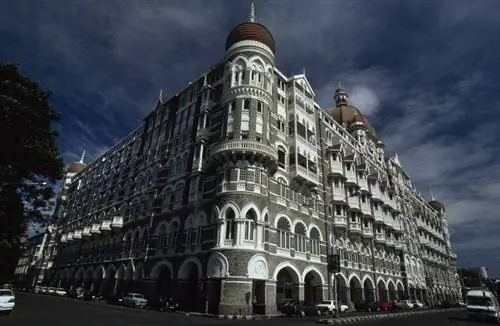 Отель Taj Mahal Palace под зловещим небом