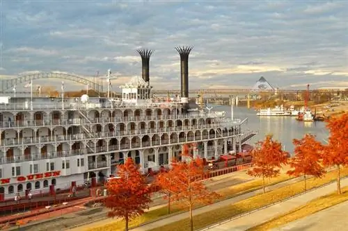 Круиз по реке American Queen в Мемфисе осенью