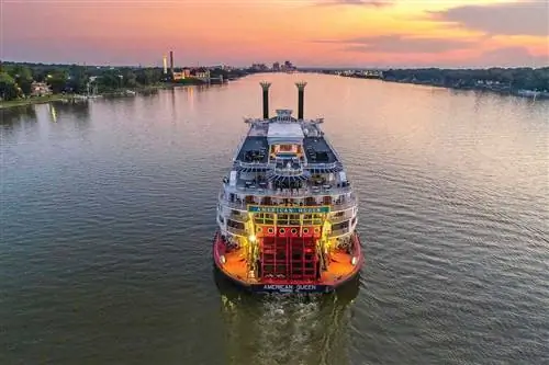 Круиз по реке American Queen по реке Миссисипи на закате