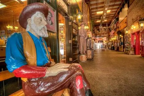 Статуя пожилого белого человека в западной одежде в Wall Drug, Южная Дакота.