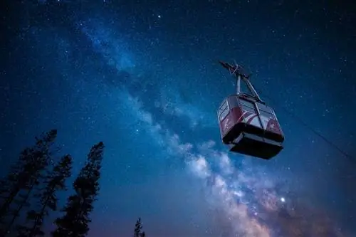 Небесный трамвай ночью со звездами на фестивале Jasper Dark Sky Festival