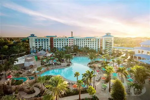 Обзор бассейна на курорте Loews Sapphire Falls Resort в Юниверсал Орландо