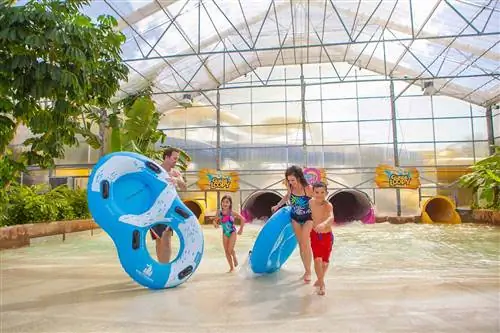 Семья сходит с водного аттракциона в крытом аквапарке Schlitterbahn Galveston Island в Техасе.