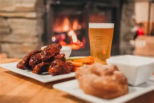 Еда и пиво в пивоварне Snake River Brewing в Джексон-Хоул