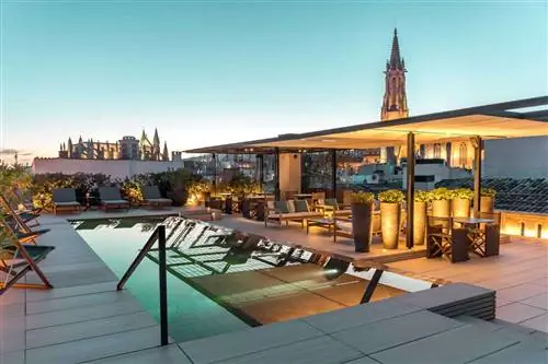 Бассейн на крыше на закате