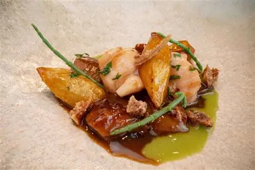 Блюдо с едой крупным планом в DINS от шеф-повара Санти Тауры