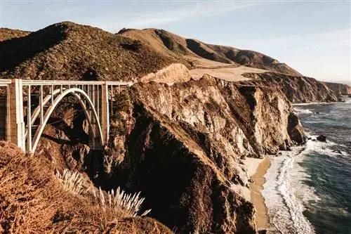 Пейзажный вид на Биг-Сур у моста Биксби