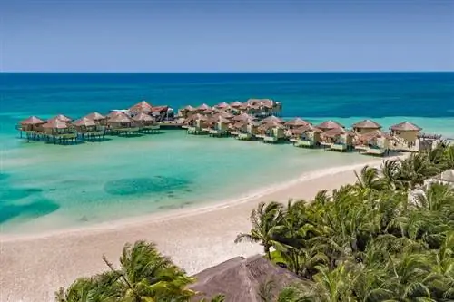 Пляж в Palafitos Overwater Bungalows