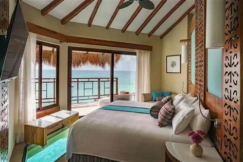 Спальня в надводном бунгало Palafitos Overwater Bungalows