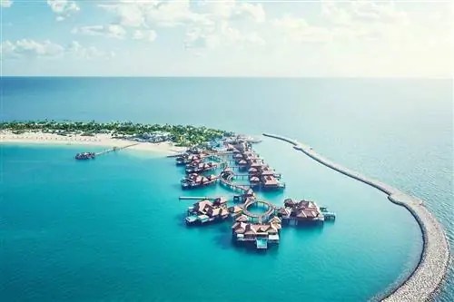 Вид с воздуха на жилые помещения над водой на Банановом острове в Дохе