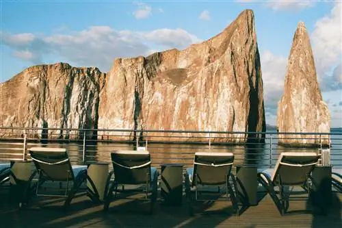 Кикер-Рок у галапагосского острова Сан-Кристобаль, вид с верхней палубы круизного лайнера.