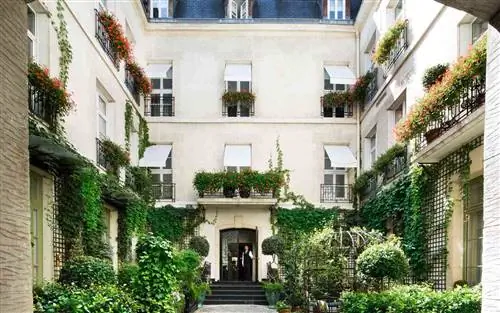Двор отеля Relais Christine в Париже