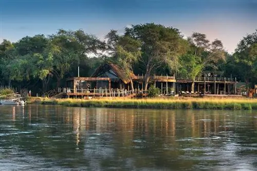 Вид на Lolebezi Safari Lodge с воды