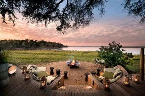 Шезлонг у костра в Lolebezi Safari Lodge