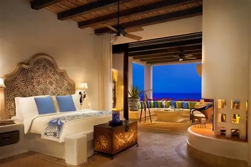 Внутренний ночной вид на полулюкс с видом на океан в Las Ventanas Al Paraíso