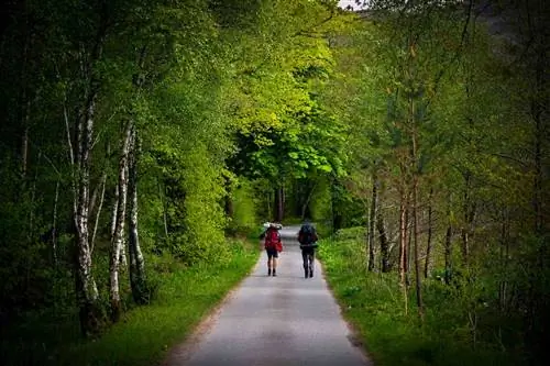 Путешественники идут по дороге в Инвери на полуострове Нойдарт в Шотландском нагорье.