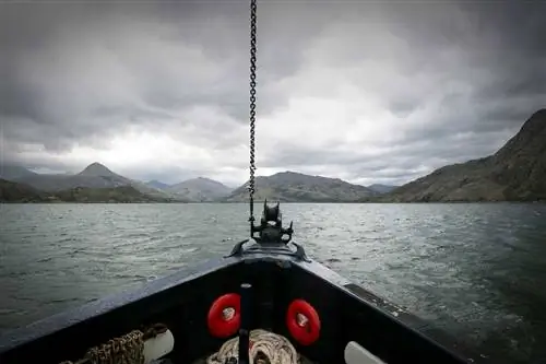 Инвери на полуострове Нойдарт, где находится паб The Old Forge, принадлежащий Жан-Пьеру Робине, изображен через озеро Лох-Невис в Шотландском нагорье.