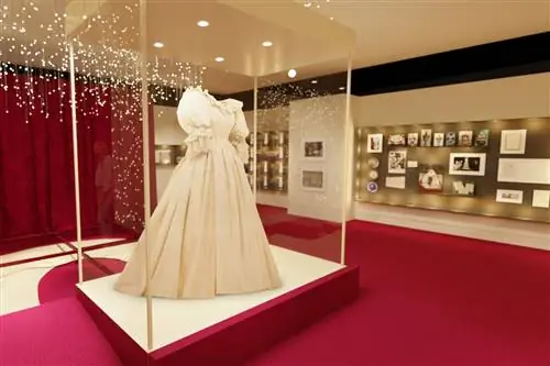 Свадебное платье принцессы Дианы на выставке Princess Diana: A Tribute Exhibition в магазинах Crystals ARIA Resort and Casino