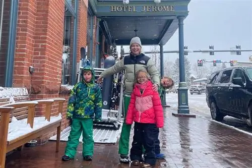 Марисса Хермер и ее семья возле отеля Jerome.